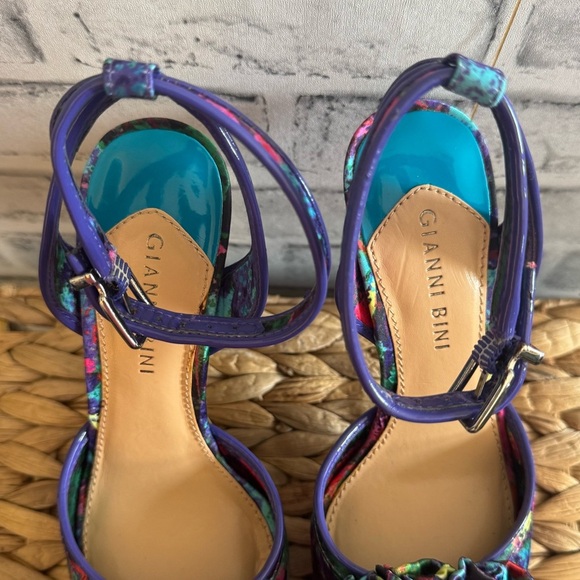 SOLD!!! Women’s Gianni Bini vibrant floral strappy prep toe heels size 6.5 - Picture 4 of 6